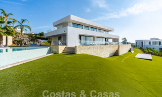 Moderna villa de lujo en venta con vistas al mar en urbanización cerrada rodeada de naturaleza en Marbella - Benahavis 59230 
