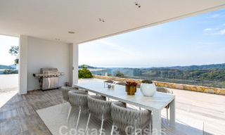 Moderna villa de lujo en venta con vistas al mar en urbanización cerrada rodeada de naturaleza en Marbella - Benahavis 59232 