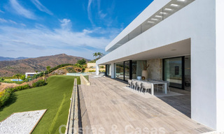 Moderna villa de lujo en venta con vistas al mar en urbanización cerrada rodeada de naturaleza en Marbella - Benahavis 59234 
