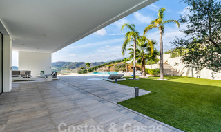 Moderna villa de lujo en venta con vistas al mar en urbanización cerrada rodeada de naturaleza en Marbella - Benahavis 59239 