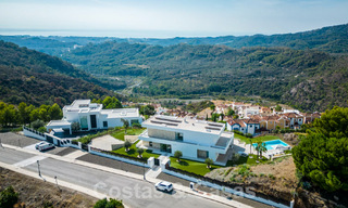 Moderna villa de lujo en venta con vistas al mar en urbanización cerrada rodeada de naturaleza en Marbella - Benahavis 59242 