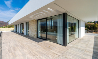 Moderna villa de lujo en venta con vistas al mar en urbanización cerrada rodeada de naturaleza en Marbella - Benahavis 59266 