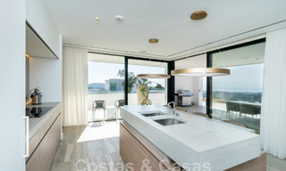 Moderna villa de lujo en venta con vistas al mar en urbanización cerrada rodeada de naturaleza en Marbella - Benahavis 59278 