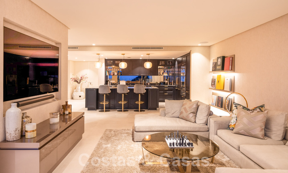 Ático vanguardista en venta con vistas panorámicas de 180°, en las colinas de Marbella 59424