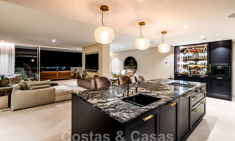 Ático vanguardista en venta con vistas panorámicas de 180°, en las colinas de Marbella 59425