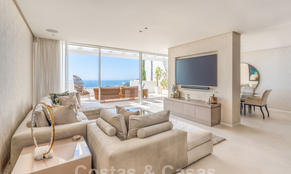 Ático vanguardista en venta con vistas panorámicas de 180°, en las colinas de Marbella 59426