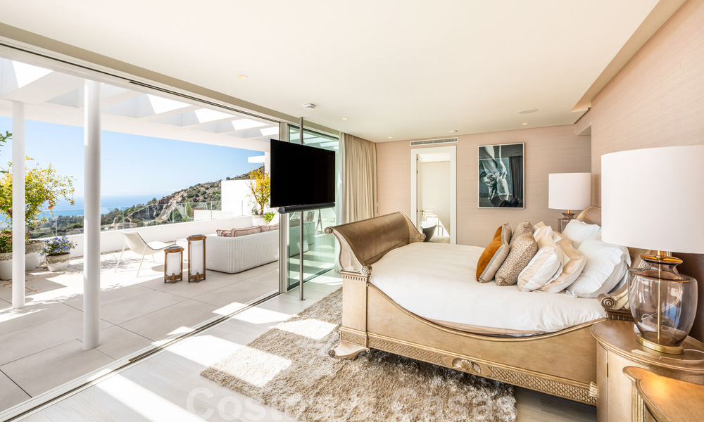 Ático vanguardista en venta con vistas panorámicas de 180°, en las colinas de Marbella 59428