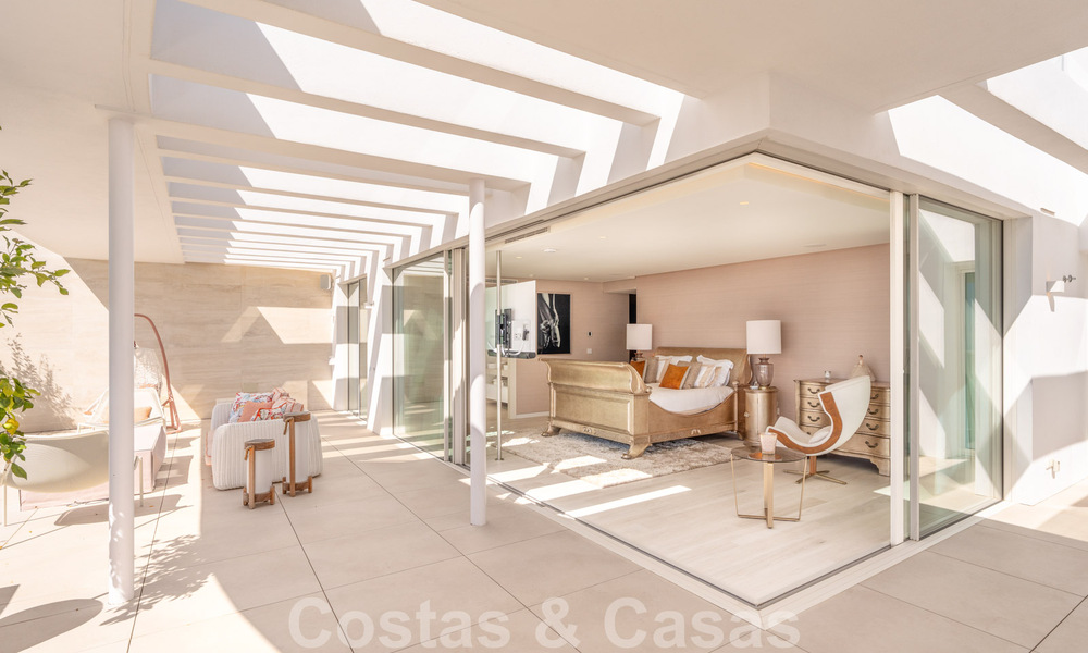 Ático vanguardista en venta con vistas panorámicas de 180°, en las colinas de Marbella 59429