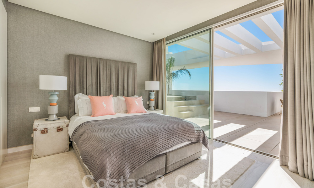 Ático vanguardista en venta con vistas panorámicas de 180°, en las colinas de Marbella 59431