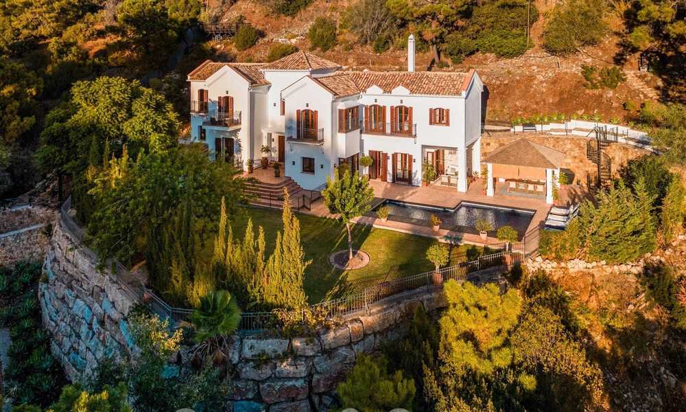 Villa mediterránea de lujo en venta en urbanización cerrada en El Madroñal, Marbella - Benahavis 59500