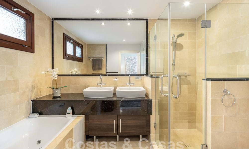 Villa mediterránea de lujo en venta en urbanización cerrada en El Madroñal, Marbella - Benahavis 59520