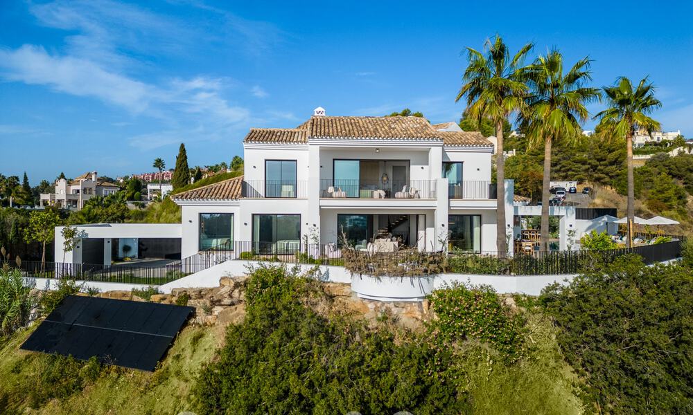 Moderna villa andaluza de lujo con vistas despejadas al mar en venta en urbanización cerrada de La Quinta, Marbella - Benahavis 59525