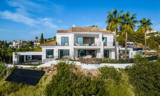 Moderna villa andaluza de lujo con vistas despejadas al mar en venta en urbanización cerrada de La Quinta, Marbella - Benahavis 59525 
