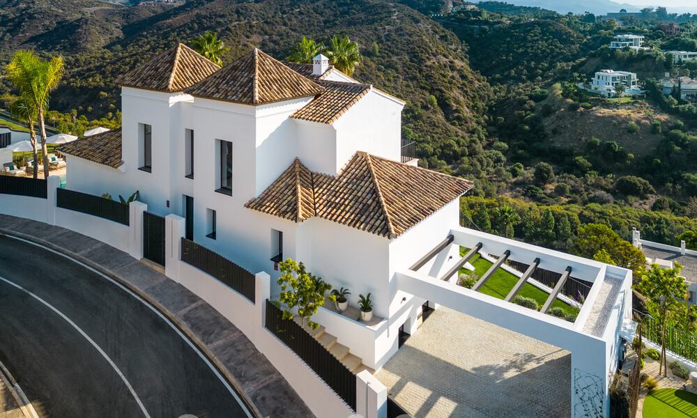 Moderna villa andaluza de lujo con vistas despejadas al mar en venta en urbanización cerrada de La Quinta, Marbella - Benahavis 59527