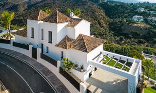 Moderna villa andaluza de lujo con vistas despejadas al mar en venta en urbanización cerrada de La Quinta, Marbella - Benahavis 59527 