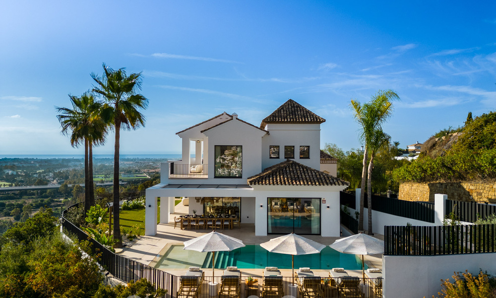 Moderna villa andaluza de lujo con vistas despejadas al mar en venta en urbanización cerrada de La Quinta, Marbella - Benahavis 59529