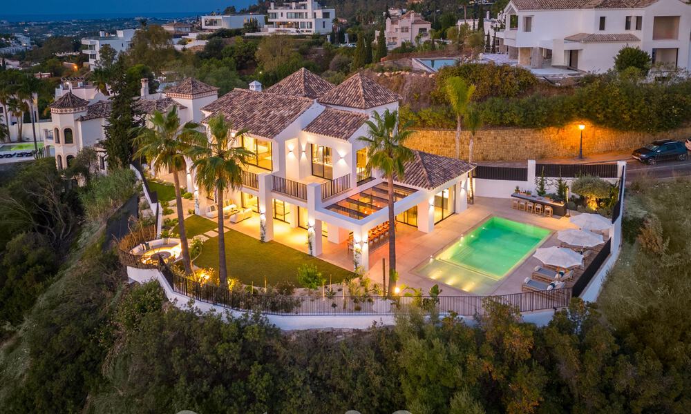 Moderna villa andaluza de lujo con vistas despejadas al mar en venta en urbanización cerrada de La Quinta, Marbella - Benahavis 59531