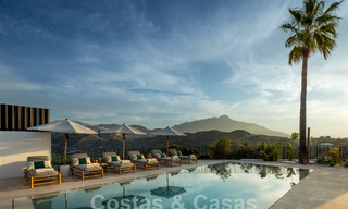 Moderna villa andaluza de lujo con vistas despejadas al mar en venta en urbanización cerrada de La Quinta, Marbella - Benahavis 59535 