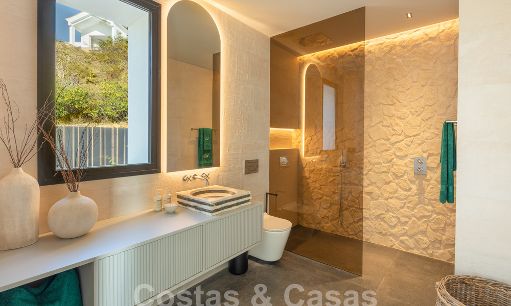 Moderna villa andaluza de lujo con vistas despejadas al mar en venta en urbanización cerrada de La Quinta, Marbella - Benahavis 59543