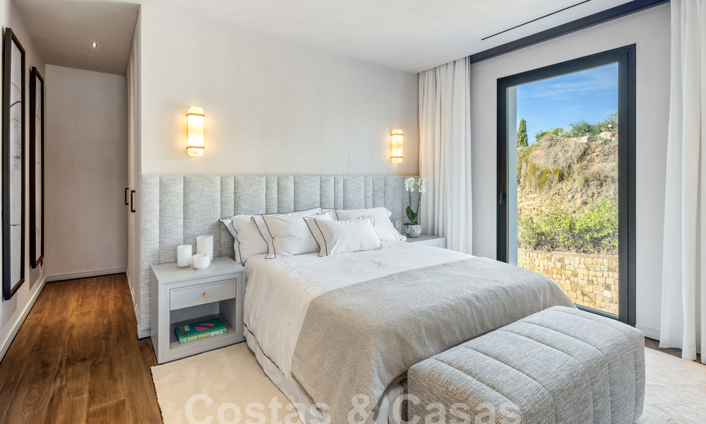 Moderna villa andaluza de lujo con vistas despejadas al mar en venta en urbanización cerrada de La Quinta, Marbella - Benahavis 59550