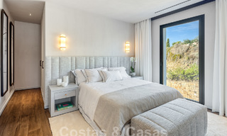 Moderna villa andaluza de lujo con vistas despejadas al mar en venta en urbanización cerrada de La Quinta, Marbella - Benahavis 59550 