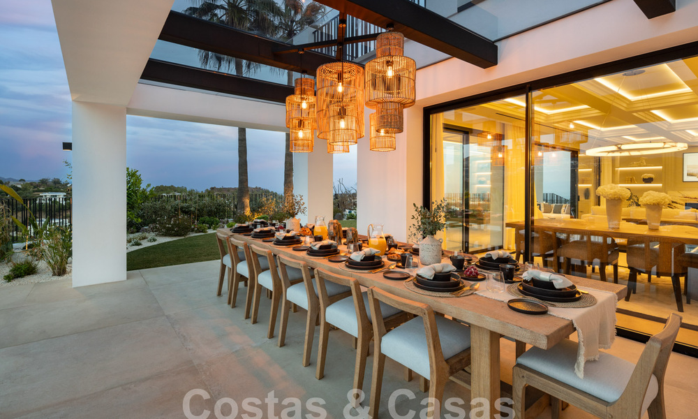 Moderna villa andaluza de lujo con vistas despejadas al mar en venta en urbanización cerrada de La Quinta, Marbella - Benahavis 59560