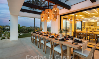 Moderna villa andaluza de lujo con vistas despejadas al mar en venta en urbanización cerrada de La Quinta, Marbella - Benahavis 59560 