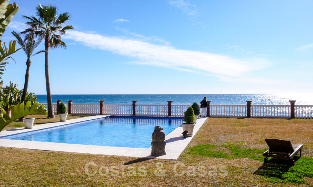 Villa de lujo en venta en primera línea de mar, Marbella - Estepona 31103