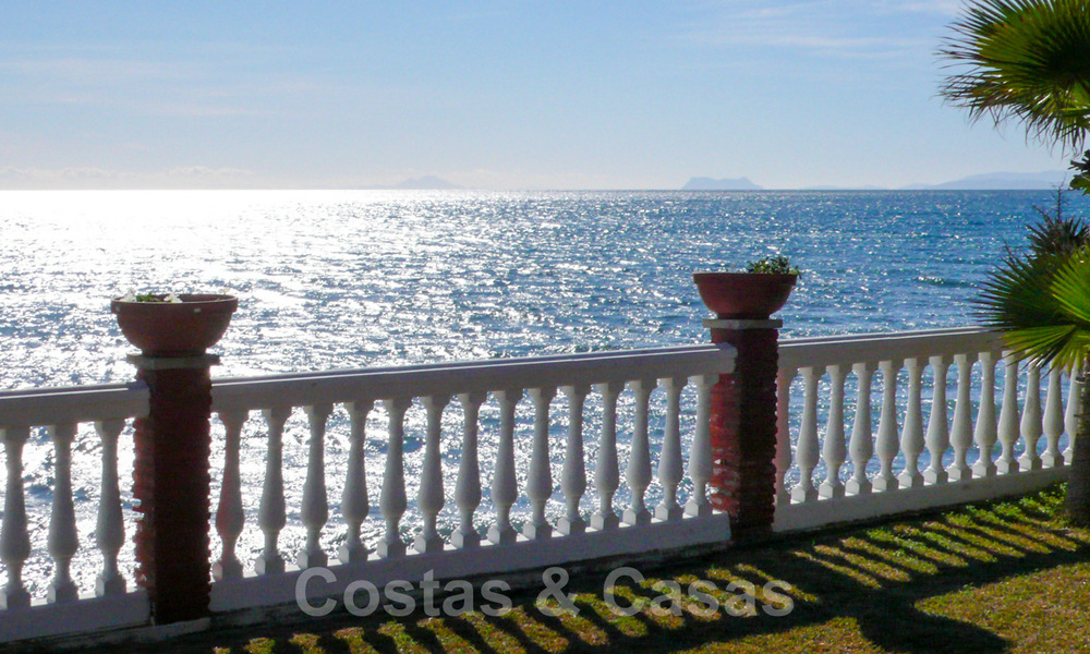Villa de lujo en venta en primera línea de mar, Marbella - Estepona 31107