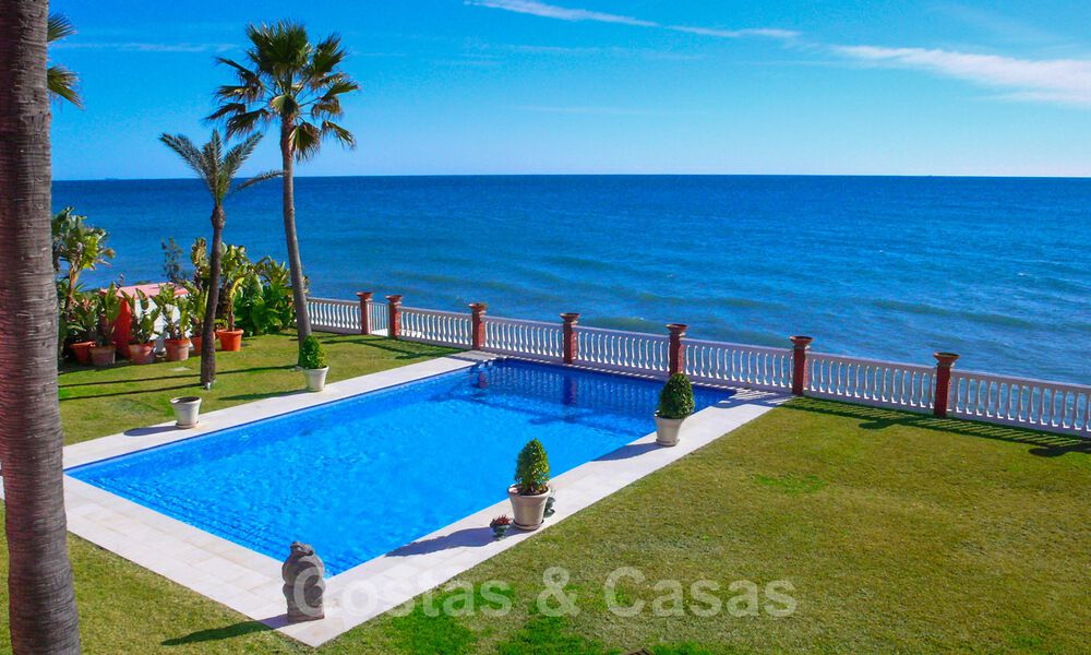Villa de lujo en venta en primera línea de mar, Marbella - Estepona 31111