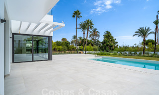 Villa contemporánea de nueva construcción en venta en una urbanización de golf preferida en la Nueva Milla de Oro, Marbella - Benahavis 59561 