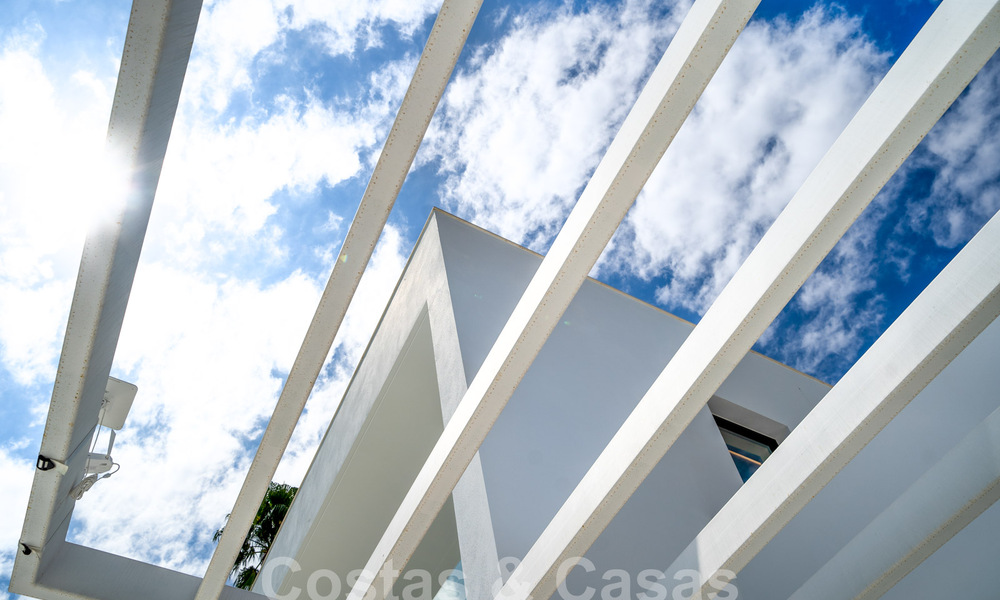 Villa contemporánea de nueva construcción en venta en una urbanización de golf preferida en la Nueva Milla de Oro, Marbella - Benahavis 59566