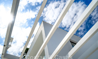Villa contemporánea de nueva construcción en venta en una urbanización de golf preferida en la Nueva Milla de Oro, Marbella - Benahavis 59566 