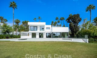 Villa contemporánea de nueva construcción en venta en una urbanización de golf preferida en la Nueva Milla de Oro, Marbella - Benahavis 59568 