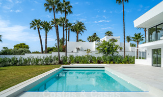 Villa contemporánea de nueva construcción en venta en una urbanización de golf preferida en la Nueva Milla de Oro, Marbella - Benahavis 59570 