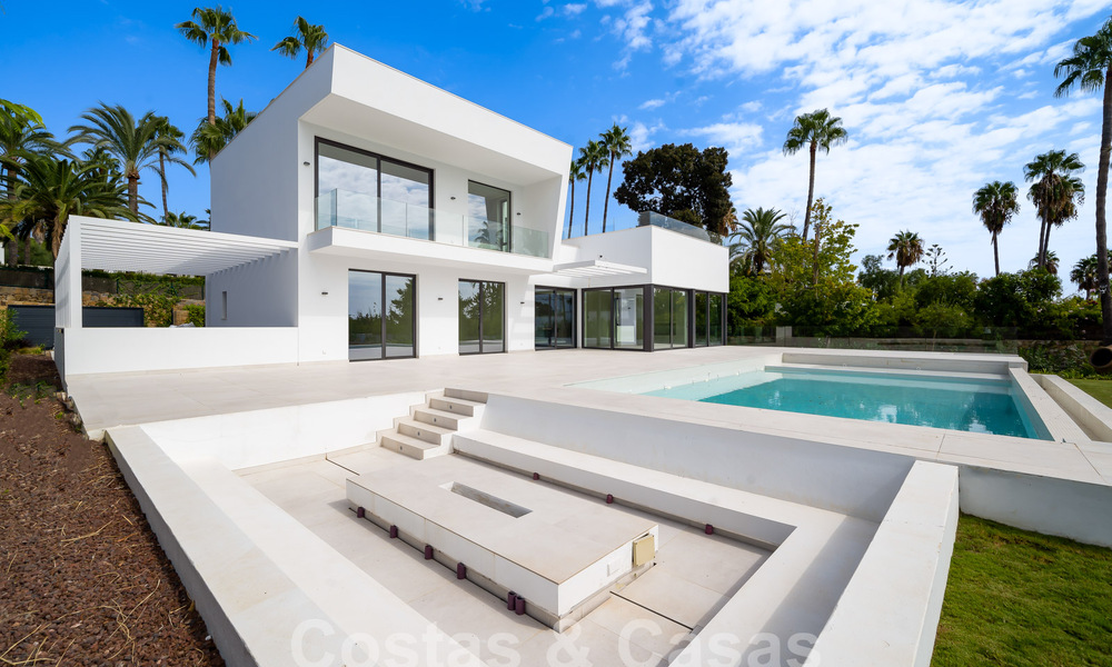 Villa contemporánea de nueva construcción en venta en una urbanización de golf preferida en la Nueva Milla de Oro, Marbella - Benahavis 59571