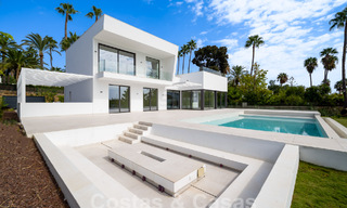 Villa contemporánea de nueva construcción en venta en una urbanización de golf preferida en la Nueva Milla de Oro, Marbella - Benahavis 59571 