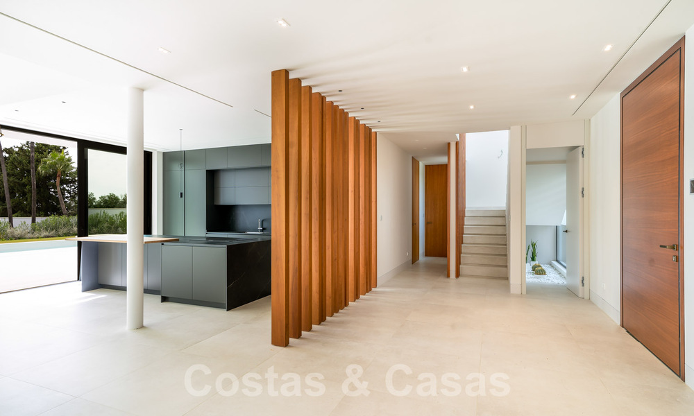 Villa contemporánea de nueva construcción en venta en una urbanización de golf preferida en la Nueva Milla de Oro, Marbella - Benahavis 59573