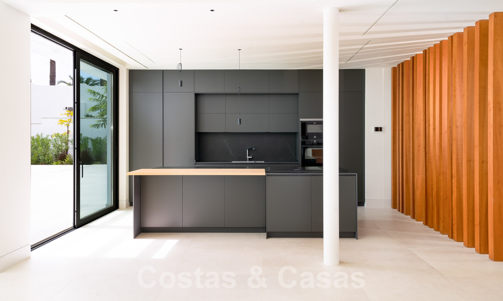 Villa contemporánea de nueva construcción en venta en una urbanización de golf preferida en la Nueva Milla de Oro, Marbella - Benahavis 59574
