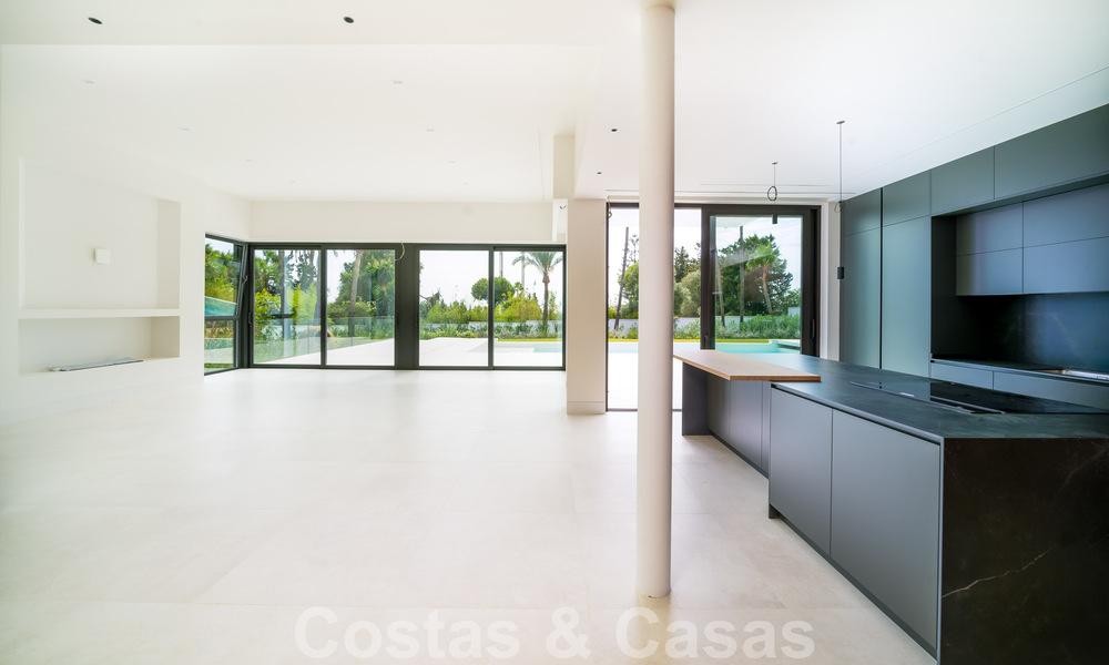 Villa contemporánea de nueva construcción en venta en una urbanización de golf preferida en la Nueva Milla de Oro, Marbella - Benahavis 59575