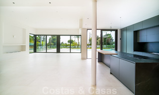 Villa contemporánea de nueva construcción en venta en una urbanización de golf preferida en la Nueva Milla de Oro, Marbella - Benahavis 59575 