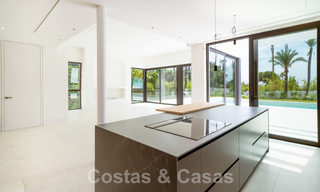 Villa contemporánea de nueva construcción en venta en una urbanización de golf preferida en la Nueva Milla de Oro, Marbella - Benahavis 59576 