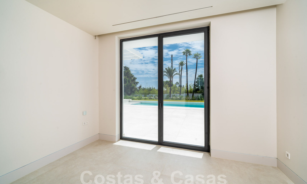 Villa contemporánea de nueva construcción en venta en una urbanización de golf preferida en la Nueva Milla de Oro, Marbella - Benahavis 59579