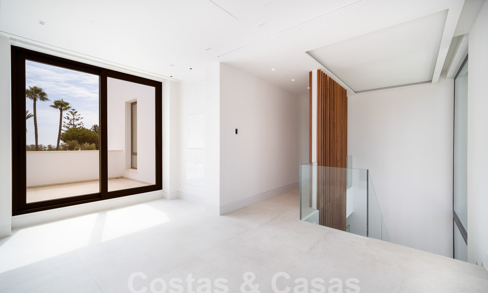 Villa contemporánea de nueva construcción en venta en una urbanización de golf preferida en la Nueva Milla de Oro, Marbella - Benahavis 59584