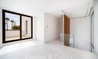 Villa contemporánea de nueva construcción en venta en una urbanización de golf preferida en la Nueva Milla de Oro, Marbella - Benahavis 59584 