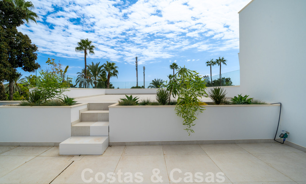Villa contemporánea de nueva construcción en venta en una urbanización de golf preferida en la Nueva Milla de Oro, Marbella - Benahavis 59592