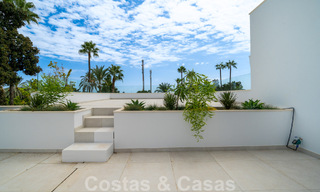 Villa contemporánea de nueva construcción en venta en una urbanización de golf preferida en la Nueva Milla de Oro, Marbella - Benahavis 59592 