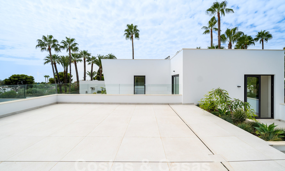 Villa contemporánea de nueva construcción en venta en una urbanización de golf preferida en la Nueva Milla de Oro, Marbella - Benahavis 59593
