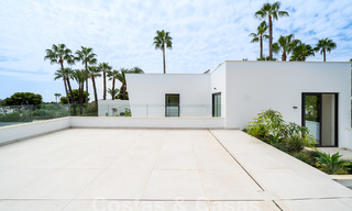 Villa contemporánea de nueva construcción en venta en una urbanización de golf preferida en la Nueva Milla de Oro, Marbella - Benahavis 59593 