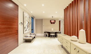 Villa contemporánea de nueva construcción en venta en una urbanización de golf preferida en la Nueva Milla de Oro, Marbella - Benahavis 782460 